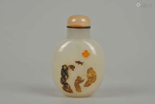 An exquisitely carved agate snuff bottle