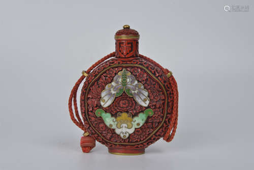 A carved lacquer snuff bottle