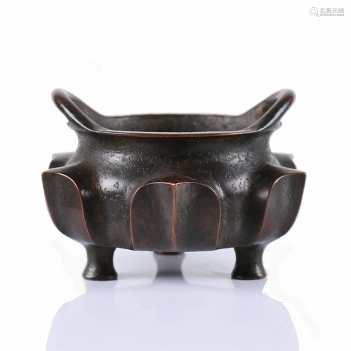 A Chinese bronze censer.