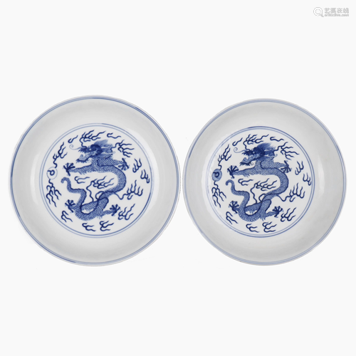 A pair of Chinese blue and white porcelain plates.