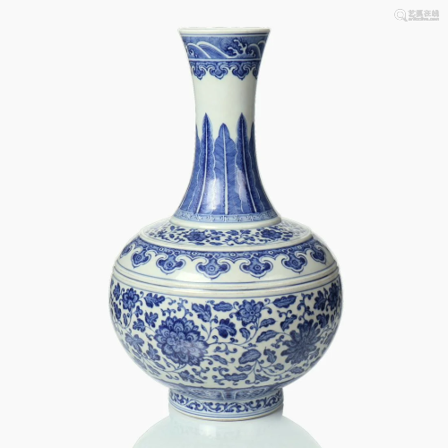 A Chinese blue and white porcelain vase.