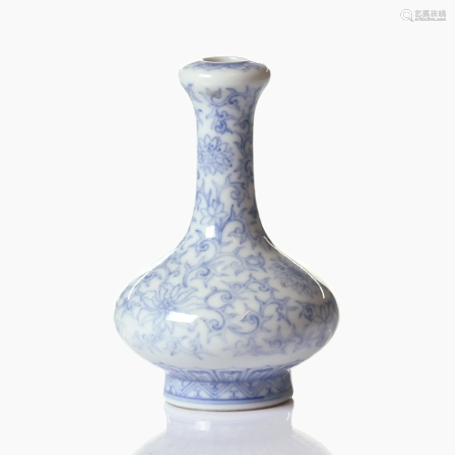 A Chinese blue and white porcelain vase.