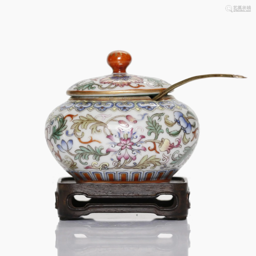 A Chinese famille rose porcelain water pot with a