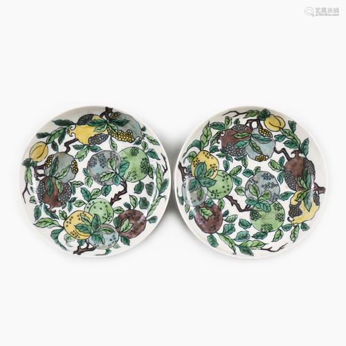 A pair of Chinese famille rose porcelain plates.