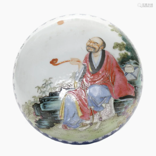 A Chinese famille rose porcelain box.
