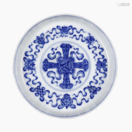 A Chinese blue and white porcelain plate with foot.