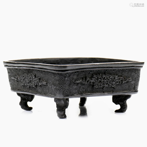 A Chinese bronze censer.