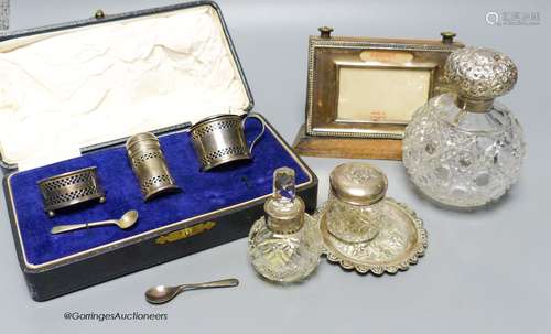 A cased silver condiment set, a silver mounted desk calendar...