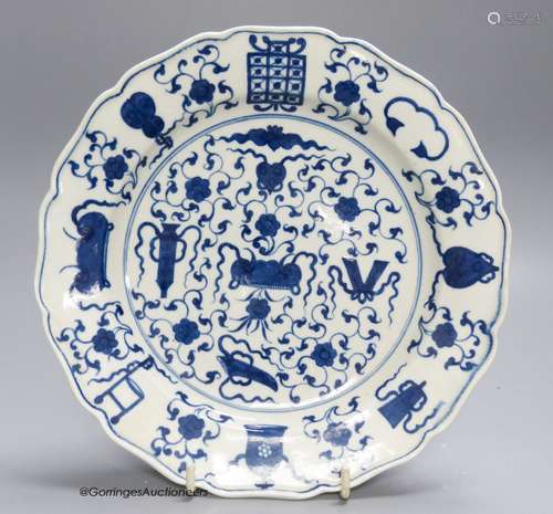 A Worcester plate painted with the Hundred Antiques pattern,...