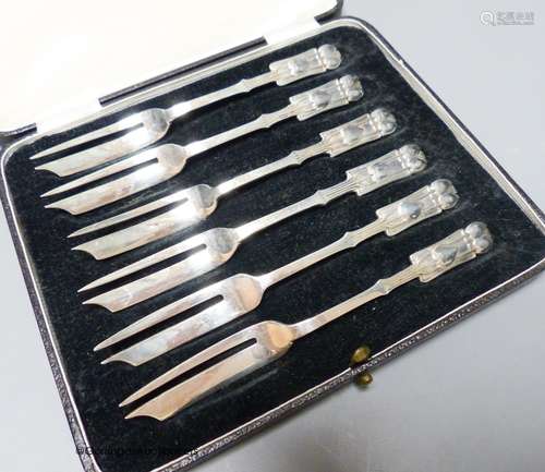 A cased set of George V Liberty & Co silver cake forks, Birm...