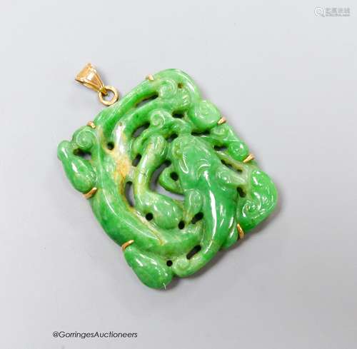 A yellow metal mounted jade pendant, carved with a fish, 37m...