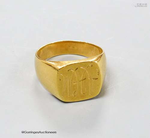 An 18c yellow metal signet ring, with engraved monogram, siz...