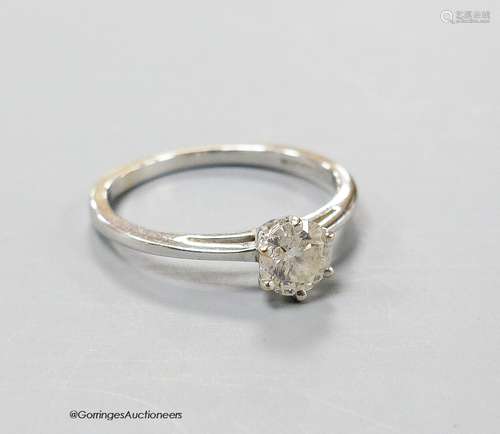 An 18ct white gold and solitaire diamond ring, size K/L, gro...