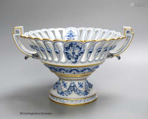 A 19th century Meissen blue and white pedestal bowl, 24cm wi...