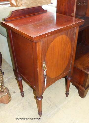 An Edwardian satinwood banded mahogany bedside cabinet. W-43...