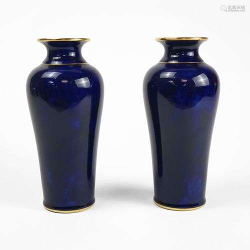 Deux vases dans le style de Sèvres, circa 1900 Porcelaine ém...