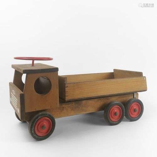 Camion Wisagloria Jouet, bois et métal laqué rouge, L 62 cm