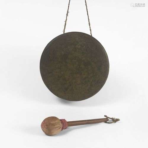 Gong et son maillet, Asie Cuivre, bois et tissu, D 31 cm