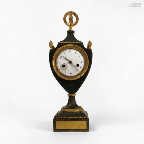 Pendule d'époque Empire Tôle et bronze doré, H 39 cm