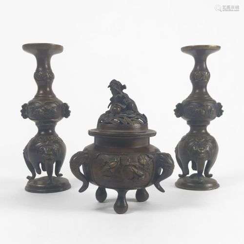 Brûle-parfum et deux supports, Chine, XIXe s Bronze, H 13 et...