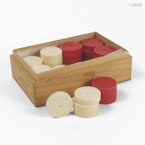 Jeu de backgammon (36 pièces) Ivoire et ivoire teinté rouge,...