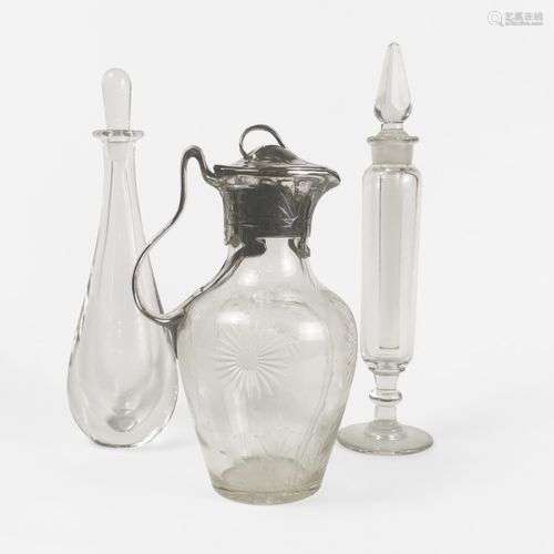 Carafe et deux fioles Verre et métal argenté, H de 24 à 31 c...