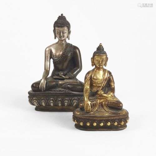 Deux bouddhas assis, XXe s Bronze, H de 10 et 13 cm