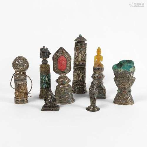 Collection de statuettes votives serties de corail, turquois...