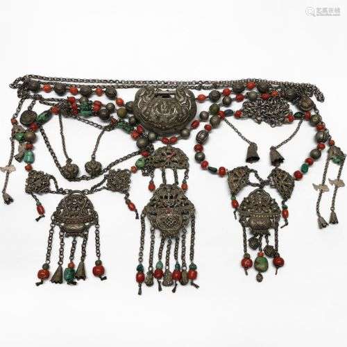 Ensemble de bijoux, probablement Tibet Argent, corail et tur...