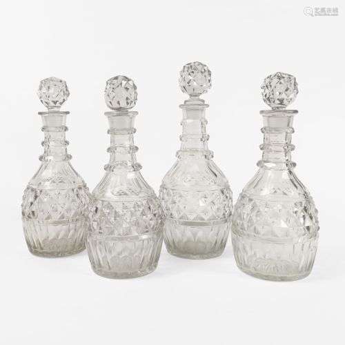 Lot de quatre carafes Cristal taillé, H de 26 à 28 cm