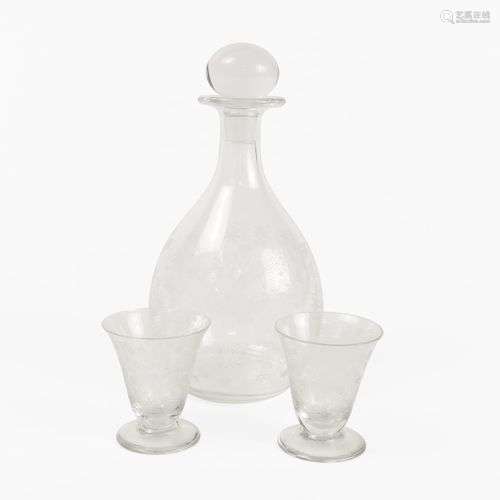 Une carafe et deux verres à liqueur, Baccarat France, modèle...