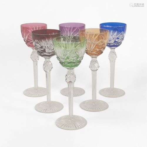 Six verres sur pied, Bohème, XXe s Cristal taillé et coloré,...