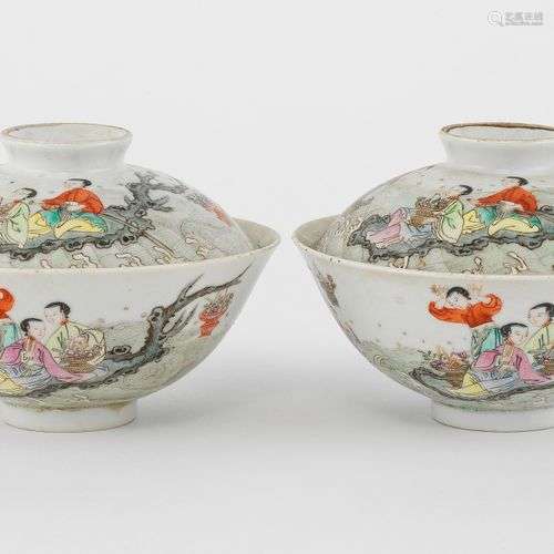 Paire de bols et soucoupes, Chine, XIXe s, marque Qianlong a...