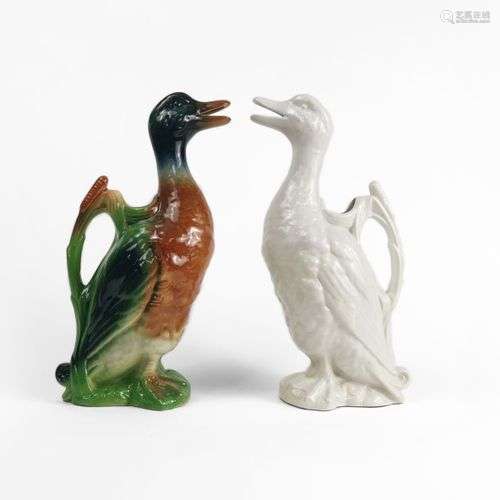 Deux pichets canard Céramique émaillée blanche et polychrome...