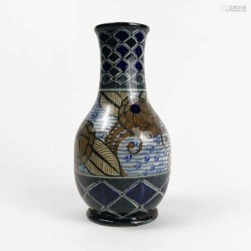 Vase, circa 1920 Faïence, monogrammé BS, H 27 cm