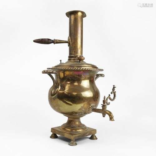 Samovar, Russie Laiton et bois, H 52 cm