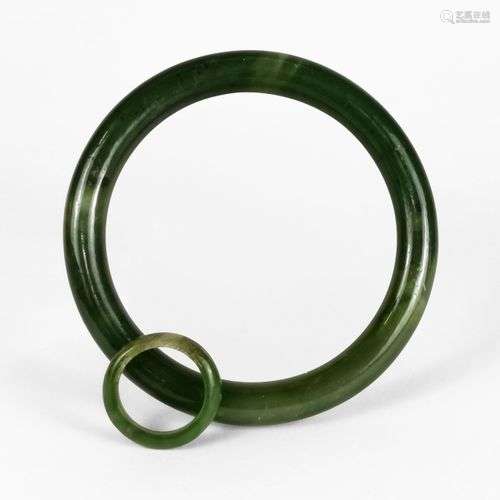 Lot d'un bracelet et d'une bague Jade néphrite