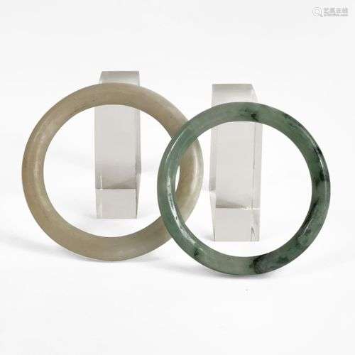 Deux bracelets jonc, Chine Jade, D 7,5 et 8 cm