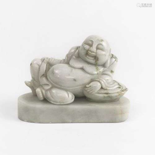 Bouddha couché, Chine, XXe s Jade sculpté, L 9,5 cm