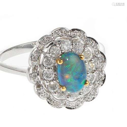 *Bague sertie d'une opale australienne taille cabochon ovale...