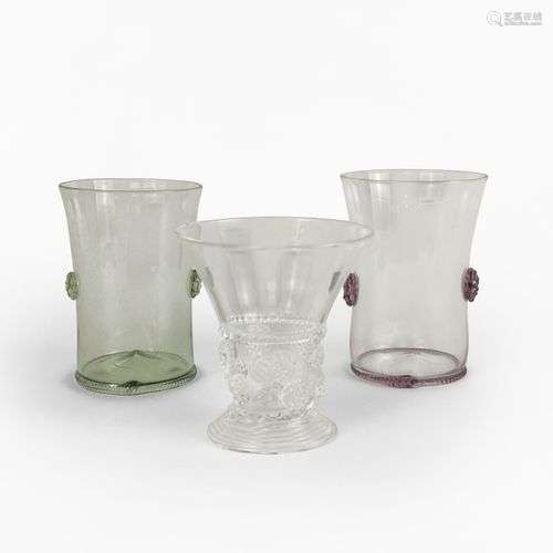 Ensemble de verres de différents modèles A motif appliqué de...