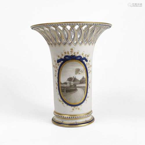 Vase col évasé ajouré à décor du château de Nymphenburg, XIX...