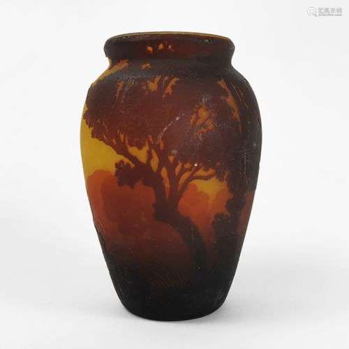 Vase à décor de paysage, Frères Müller Verre coloré dégagé à...