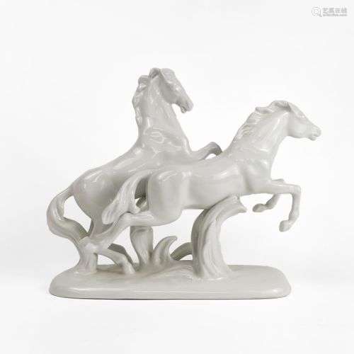 Deux chevaux au galop Roxal Dux Boheme, porcelaine émaillée ...