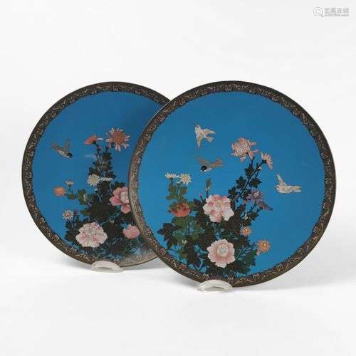 Paire de plats cloisonnés, Japon, fin XIXème Laiton émaillé ...