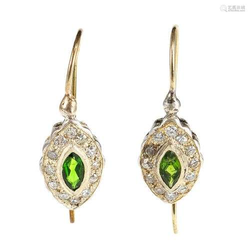 *Boucles d'oreilles serties de diopsides taille marquise ent...