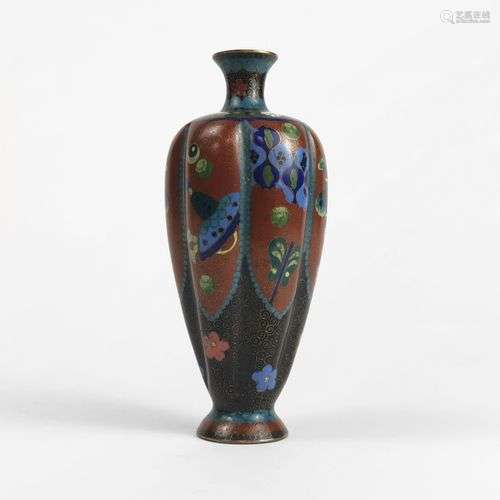 Vase cloisonné polylobé, Japon, XIXe s Cuivre et émaux polyc...