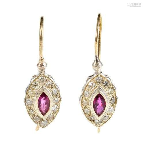 *Boucles d'oreilles serties de rubis taille marquise entouré...