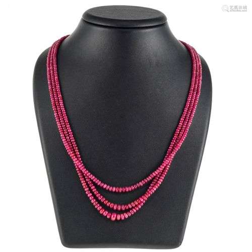 Collier de trois rangs de perles de rubis (187.81 ct) L ajus...