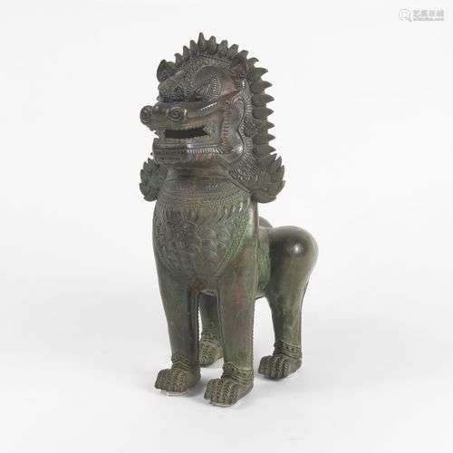 Lion assis, Asie du Sud-Est, XXe s Bronze à patine verte, H ...